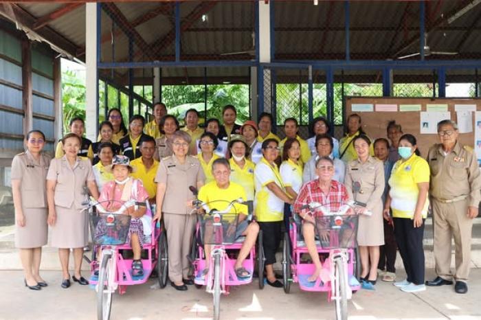มอบรถสามล้อชนิดโยกมือและไม้เท้าขาวสำห...