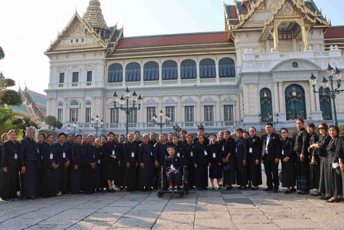 เทศบาลเมืองบ้านทุ่มเข้ากราบถวายบังคมพ...